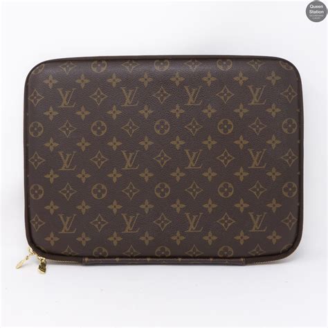 Louis Vuitton – Laptop Sleeve 15 Monogram – Queen Station